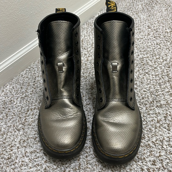 Dr. Marten metallic grey boots 7 - Picture 2 of 8